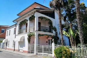 Casa indipendente con ex laboratorio falegnameria