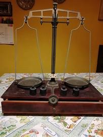 Bilancia a due piatti antica