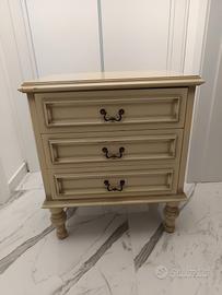 Comodino in legno con  tre cassetti ampi 