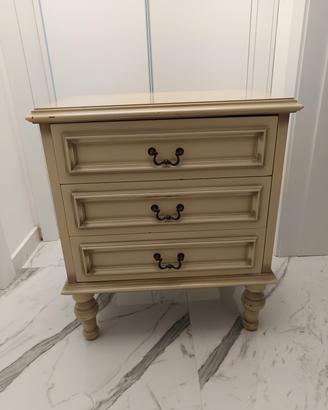 Comodino in legno con  tre cassetti ampi 