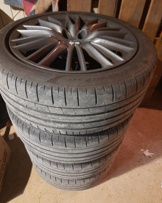 cerchi da 17 con gomme pirelli.