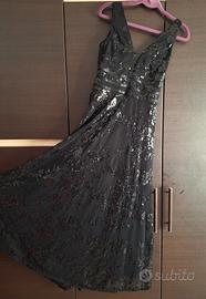 Abito elegante lungo nero con rose di paillettes