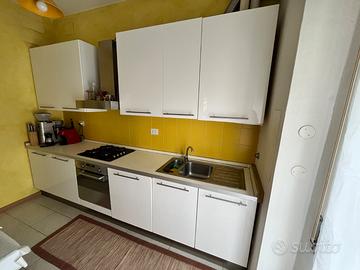 Cucina con elettrodomestici