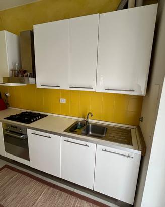 Cucina con elettrodomestici