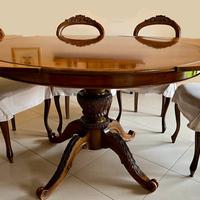 Tavolo allungabile in legno massello con sei sedie