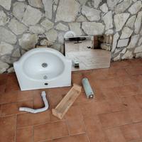 Lavabo sospeso con lampada e specchio