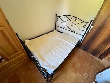 Letto matrimoniale in metallo nero