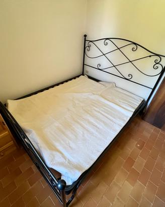 Letto matrimoniale in metallo nero
