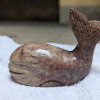 Piccolo soprammobile a forma di balena in marmo