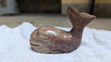 Piccolo soprammobile a forma di balena in marmo