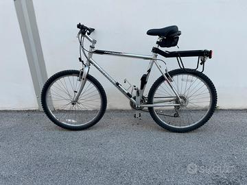 Bicicletta mountain bike specialized