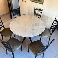 tavolo e set di sedie