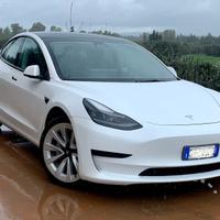 Tesla model 3 con garanzia