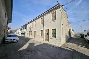 VILLA A SCHIERA A SAN GIOVANNI LUPATOTO