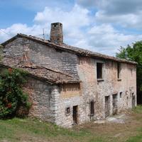 Casale in pietra da ristrutturare ad Acqualagna