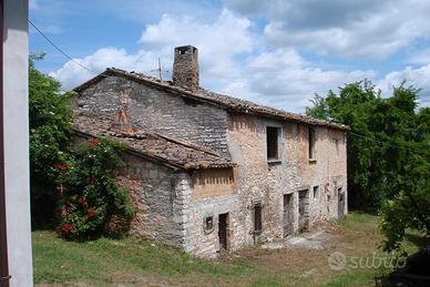 Casale in pietra da ristrutturare ad Acqualagna