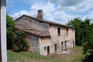 Casale in pietra da ristrutturare ad Acqualagna
