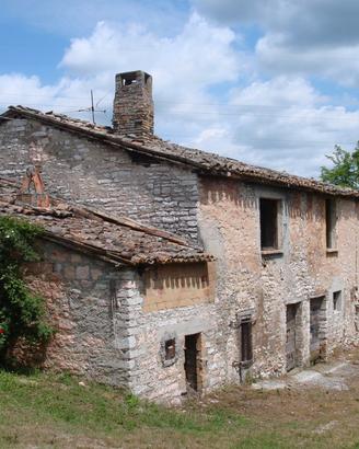 Casale in pietra da ristrutturare ad Acqualagna