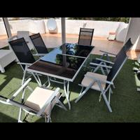 Tavolo da esterno con sedie reclinabili
