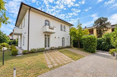 Villa di 376 m² con più di 5 locali e box auto a C