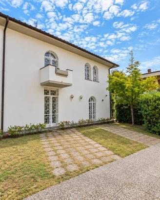 Villa di 376 m² con più di 5 locali e box auto a C