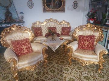 Divano barocco dorato con cuscini