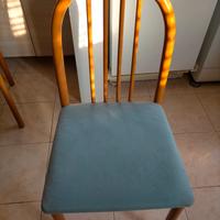 Sedie in legno con una seduta imbottita rivestita.