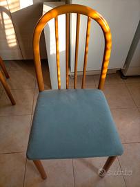 Sedie in legno con una seduta imbottita rivestita.