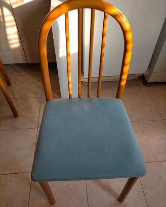 Sedie in legno con una seduta imbottita rivestita.