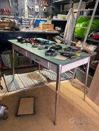 Tavolo verde formica cassetti ferro design vintage