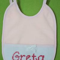 Bavaglino ricamato a punto croce 