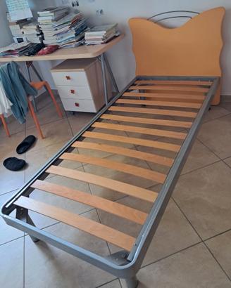 letto rete materasso +mensole + lampadario + tenda