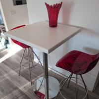 tavolino bar Calligaris con 2 sgabelli