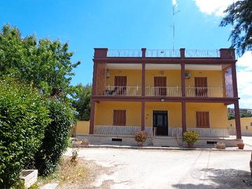 Stanza arredata in villino con posto auto