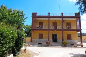 Stanza arredata in villino con posto auto