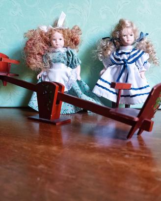 Coppia di bambole Mini Vintage con altalena