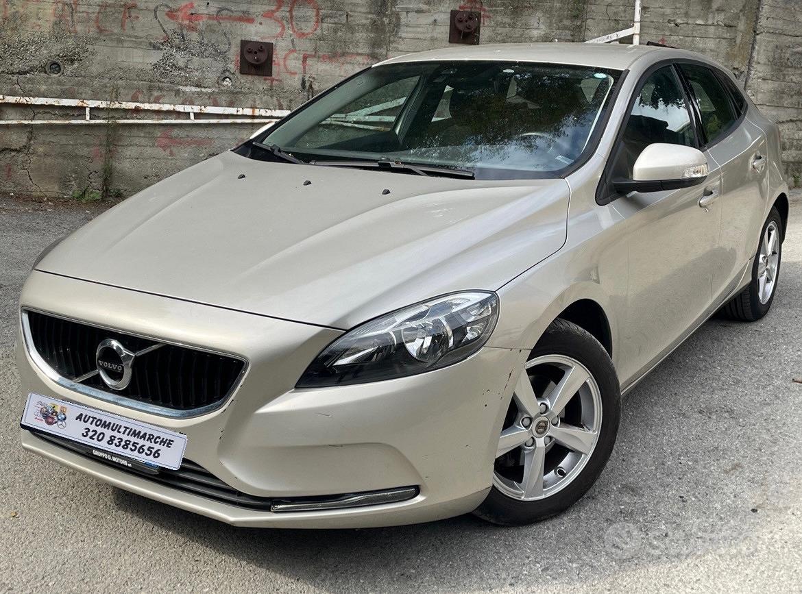 VOLVO V40 Cross Country 2.0 D2 Momentum usato - Moreno