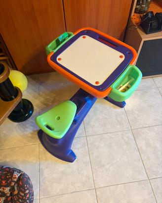 Tavolino per bambini con alfabeto di calamite