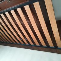 Materasso doghe e comodino