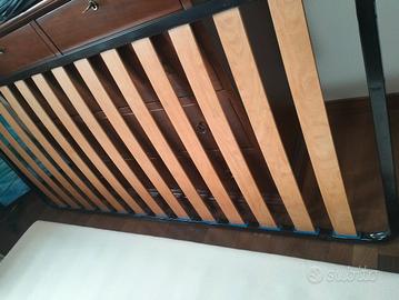 Materasso doghe e comodino