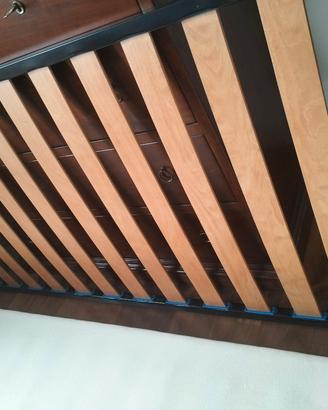 Materasso doghe e comodino