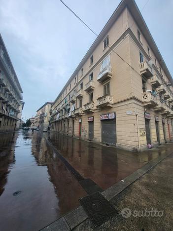 Torino zona mercato negozio 505 mq cantine garage