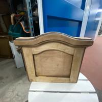 Spalla in legno originale di un comodino antico