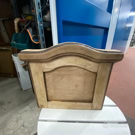 Spalla in legno originale di un comodino antico