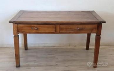 tavolo in legno modello di pioppo