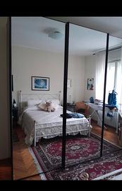 Armadio da camera con porte scorrevoli a specchio