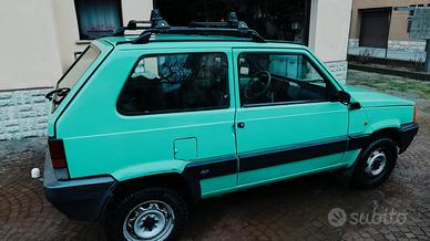 Fiat panda 4x4 verde con carrello e gancio traino