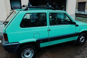 Fiat panda 4x4 verde con carrello e gancio traino