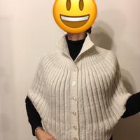 Mantella lavorata a maglia