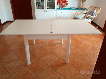 Tavolo bianco in legno